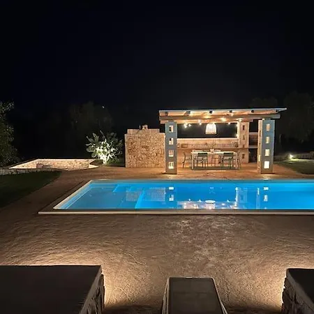 Sestaluna - Trulli Con Piscina Privata וילה